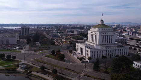 Vista-Aérea-Del-Tribunal-Superior-Del-Condado-De-Alameda-Y-De-Los-Edificios-Del-Museo-De-California-En-Oakland