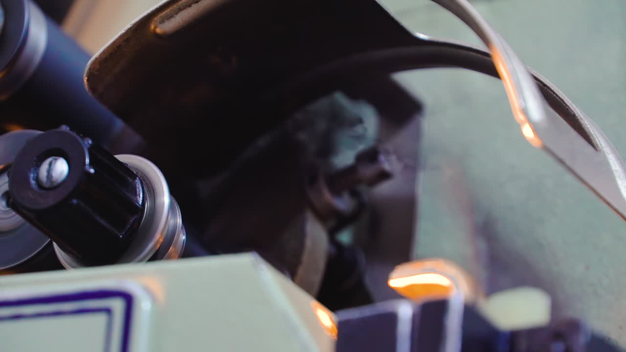 빈티지 영화관 장비는 방에서 레트로 영화를 보여주기 위해 작동합니다.