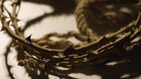 concepto religioso filmado con un primer plano de una persona arrojando una corona de espinas