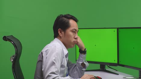 컴퓨터 책상 에 앉아 있는 사람