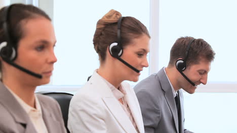 Callcenter-Agenten-Arbeiten-Mit-Headsets