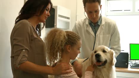 Madre-E-Hija-Con-Perro-En-El-Veterinario