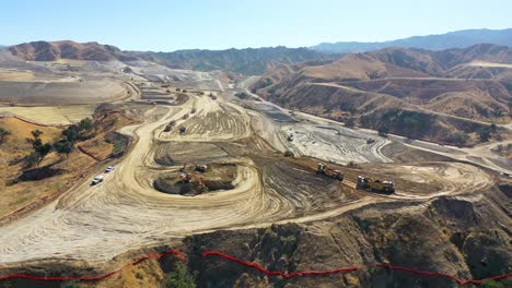 antena sobre un enorme proyecto de construcción de viviendas de gran extensión gigante en las colinas de santa clarita, california, sugiere la expansión urbana de los ángeles 3