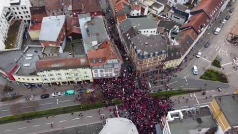 widok z drona na fanów fk kaiserslautern z piwem w starym mieście kaiserslautern w niemczech