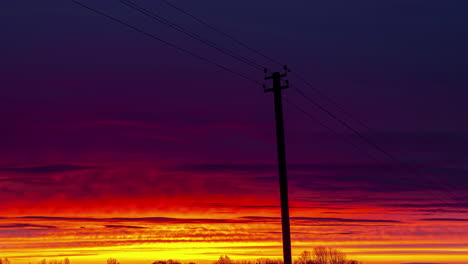 amanecer de color rojo en el cielo con nubes densas en la mañana, lapso de tiempo