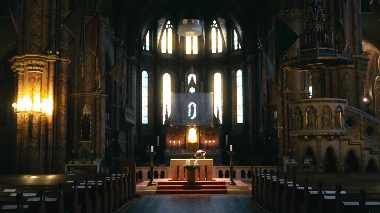 Interiør af en historisk gotisk katedral med velsignede lys