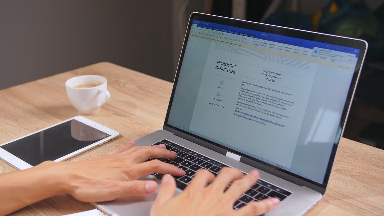 persona escribiendo en una computadora portátil en un escritorio