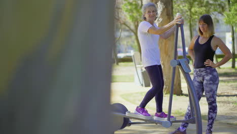 Mujer-Mayor-Sonriente-Entrenando-En-Orbitrek-En-El-Parque