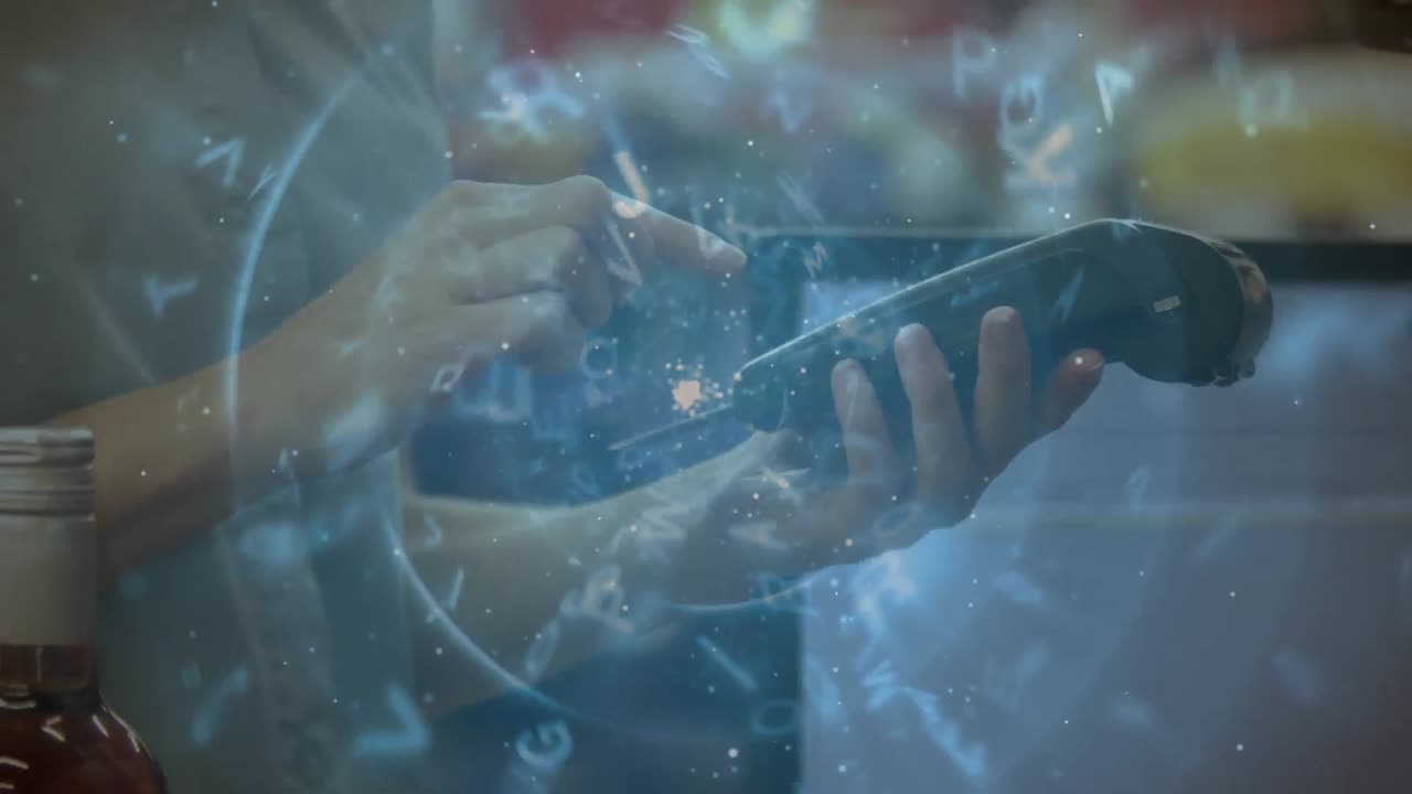 신용카드로 지불하는 백인 여성 위에 떠다니는 글자와 숫자의 애니메이션