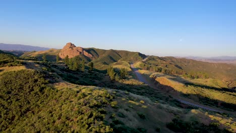 imágenes de drones tomadas cerca de lake hughes road en castaic, california