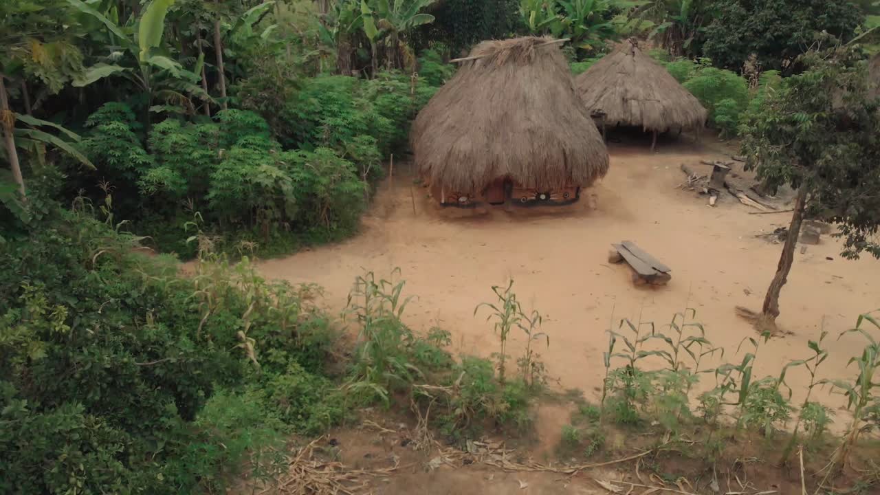 고대 아프리카 농촌 마을 단지에 있는 초가집