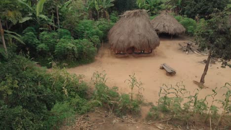 Casa-De-Choza-De-Barro-Con-Techo-De-Paja-En-El-Antiguo-Complejo-De-Aldea-Rural-De-África