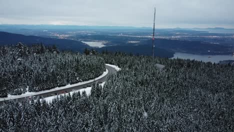 Volando-Sobre-Cypress-Mountain-South,-North-Vancouver-Bc