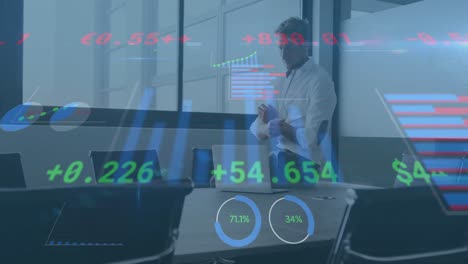 Animation-Der-Benutzeroberfläche-Mit-Daten-Und-Statistiken-Mit-Einem-Geschäftsmann,-Der-Im-Büro-Arbeitet