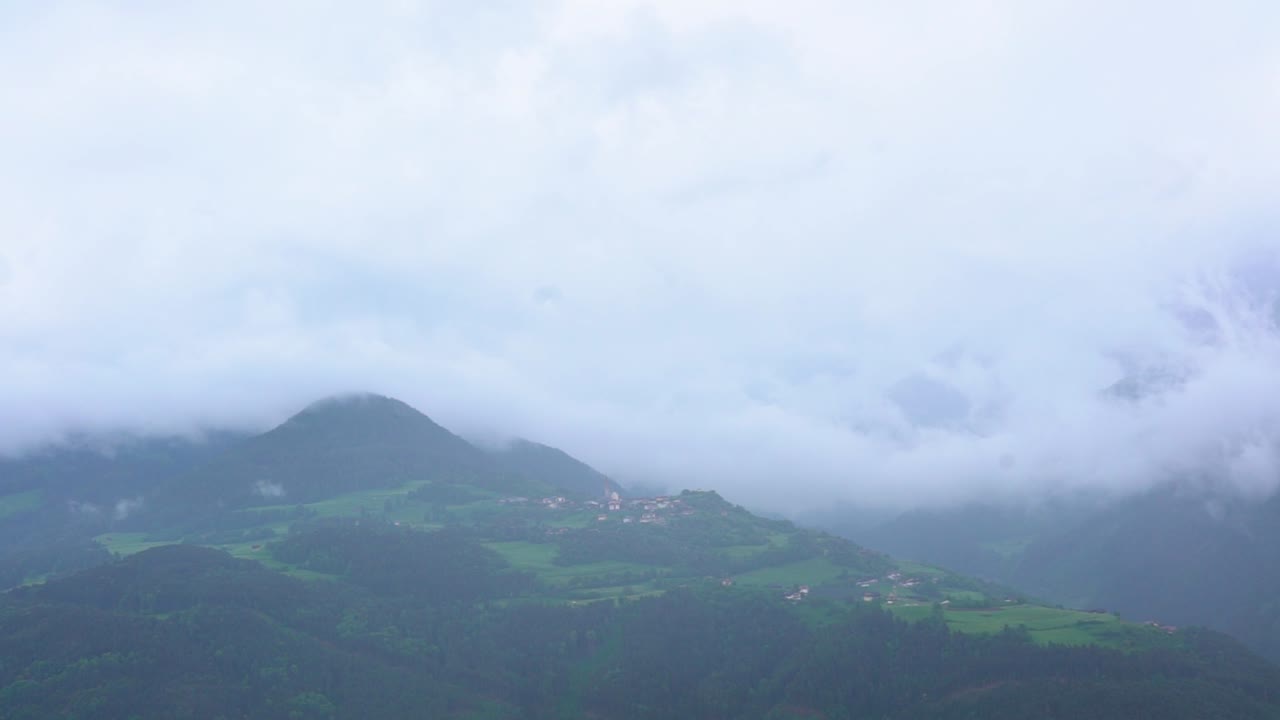 티롤의 극도로 구름이 많고 안개가 많은 산의 타임스
