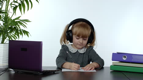 Zurück-Zur-Schule,-Online-Lernen-Für-Kinder,-Fernunterricht,-Bildung-Zu-Hause.-Kind-Macht-Hausaufgaben