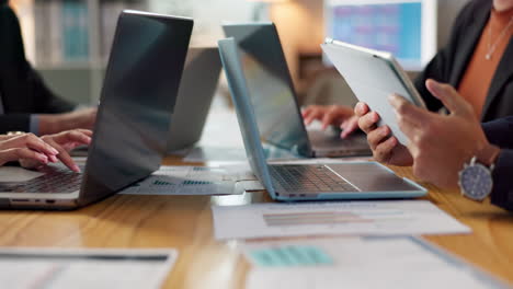 portátil, tableta y empleados comparten información para