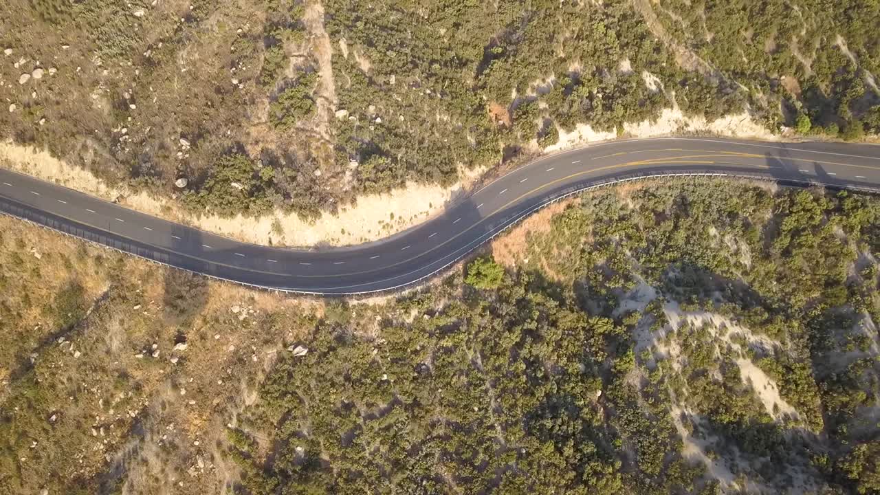 vista aérea de drones de la carretera del paso de montaña