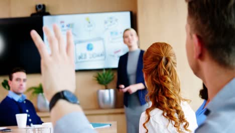 mujer ejecutiva haciendo una presentación