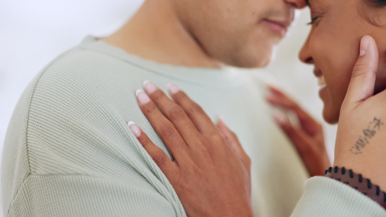amore, abbraccio e sorriso con le mani di una coppia