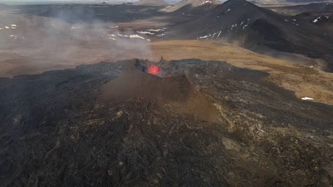 erupción volcánica activa