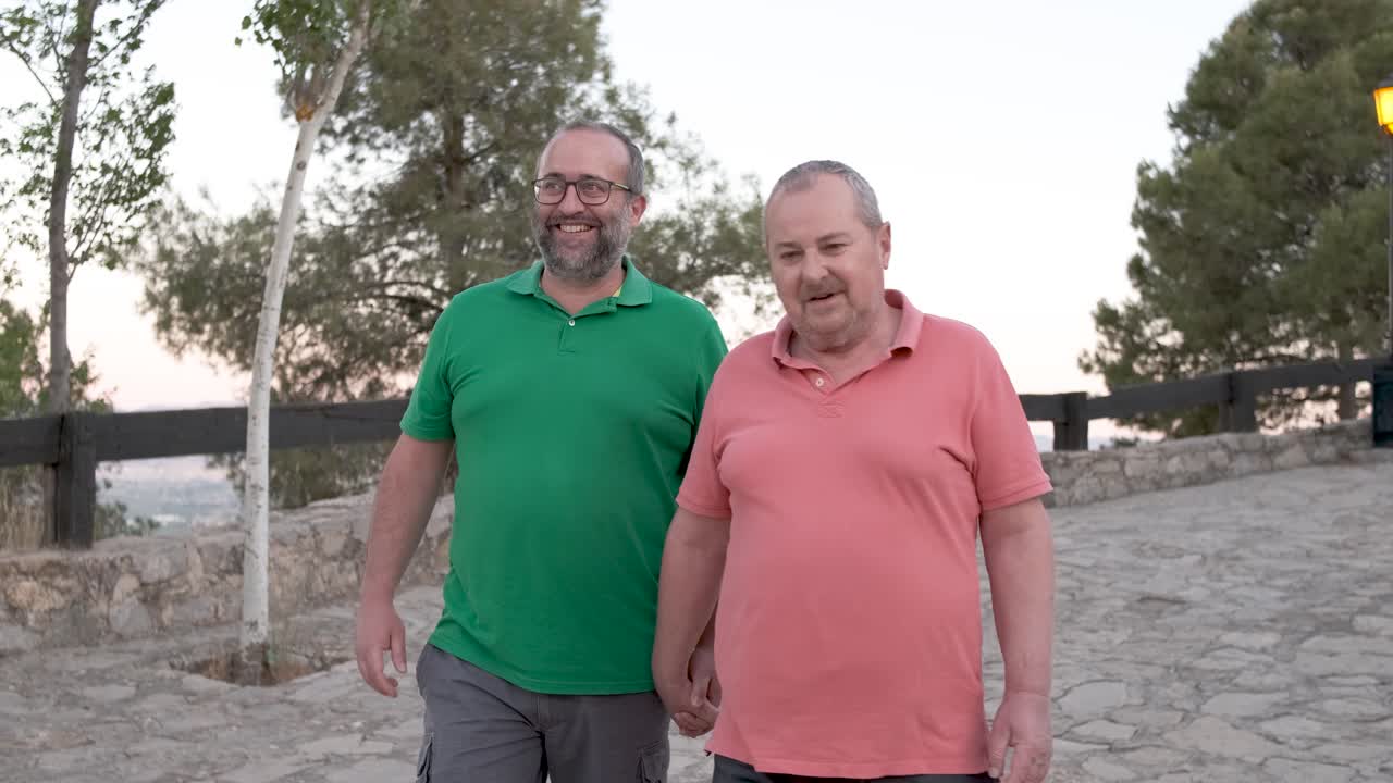 Dois homens andando de mãos dadas ao ar livre