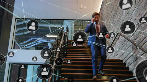 red de iconos de perfil contra el hombre de negocios caucásico bajando las escaleras en la oficina