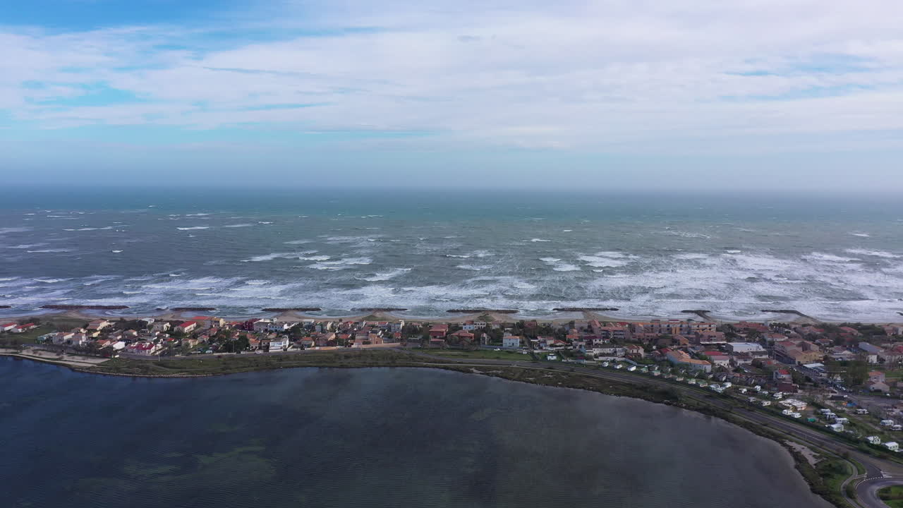 주거 해안 도시 프론티그난 프론트 비치 공중 드론 뷰. 바람이 불어오는 날