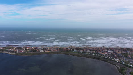 línea costera residencial ciudad frontignan frente a la playa vista aérea de dron. día de viento
