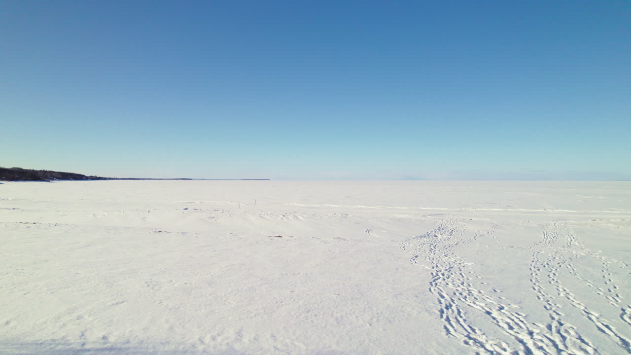 Máy bay không người lái bay trên hồ đóng băng ở Canada