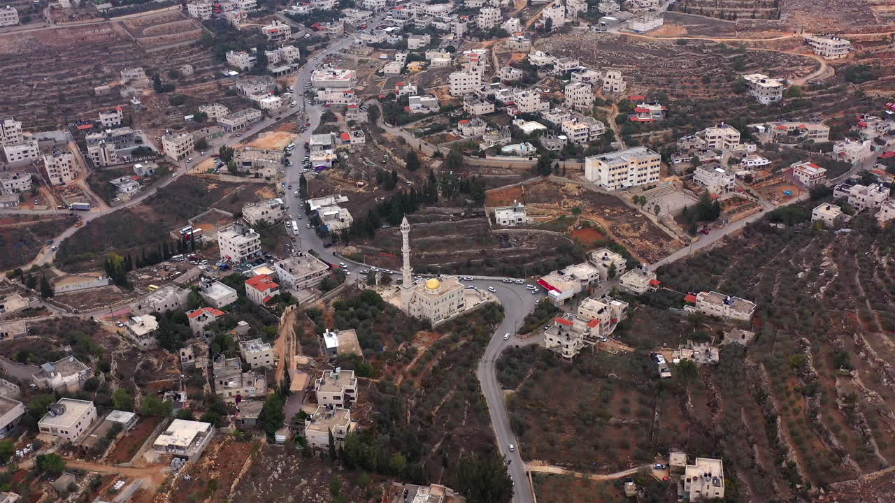 Filmato aereo sopra un villaggio musulmano palestinese con una moschea