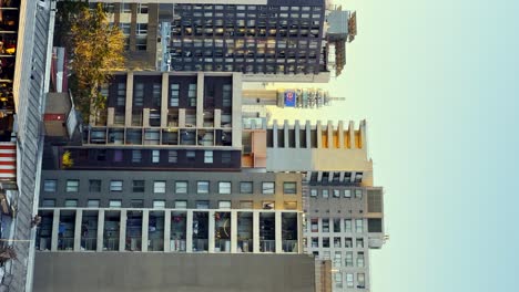 Vertikaler-Schwenk-über-Die-Skyline-Der-Stadt-Santiago-An-Einem-Klaren-Tag,-Chile