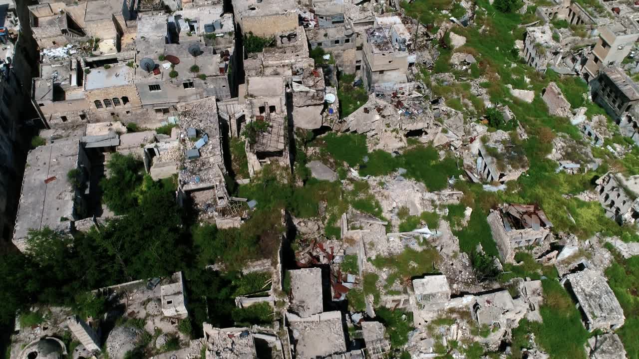L'antica città nel cuore di Aleppo in Siria. Si possono ancora vedere edifici distrutti anche 10 anni dopo la guerra - vista aerea 4K.