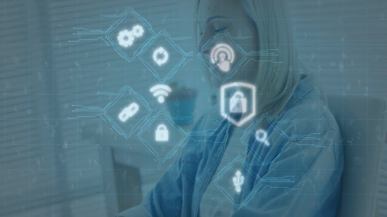 Kvinde taster på bærbar computer derhjemme, mens gnistrende holo-ikoner flimrer, danner et skjoldlås og kontrollerer sikkerheden.