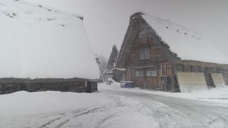 Ein-Blick-Auf-Die-Straßen-Von-Shirakawago-Im-Winter,-Einem-Kleinen-Dorf-In-Den-Japanischen-Alpen