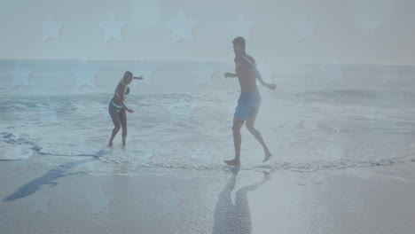 animación de estrellas sobre pareja caucásica divirtiéndose en la playa