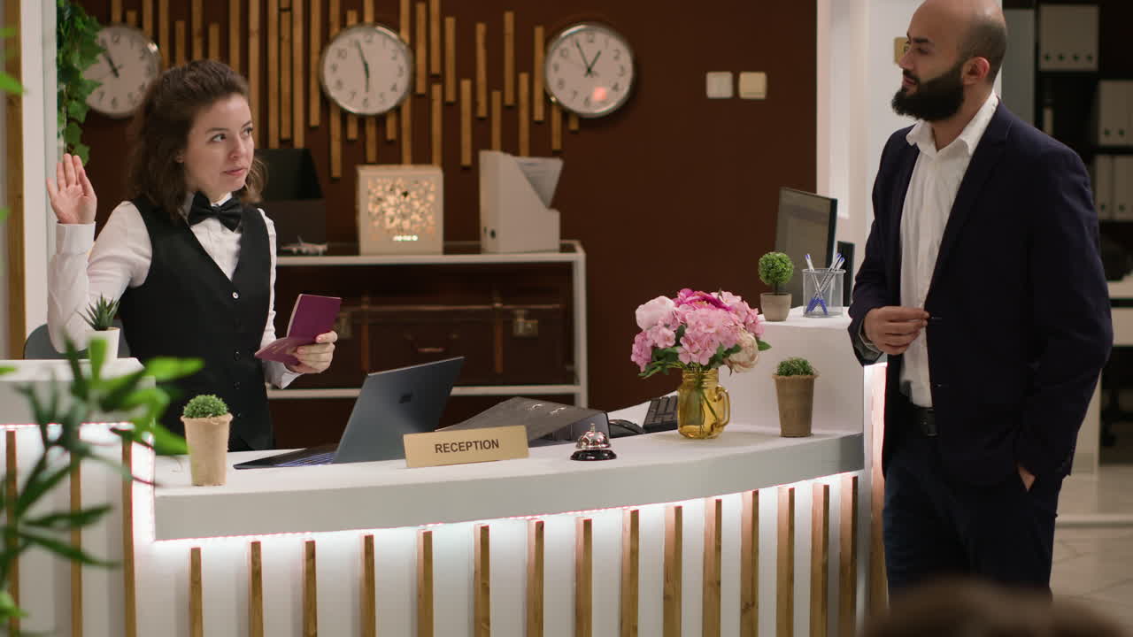 hombre de negocios que proporciona pasaporte