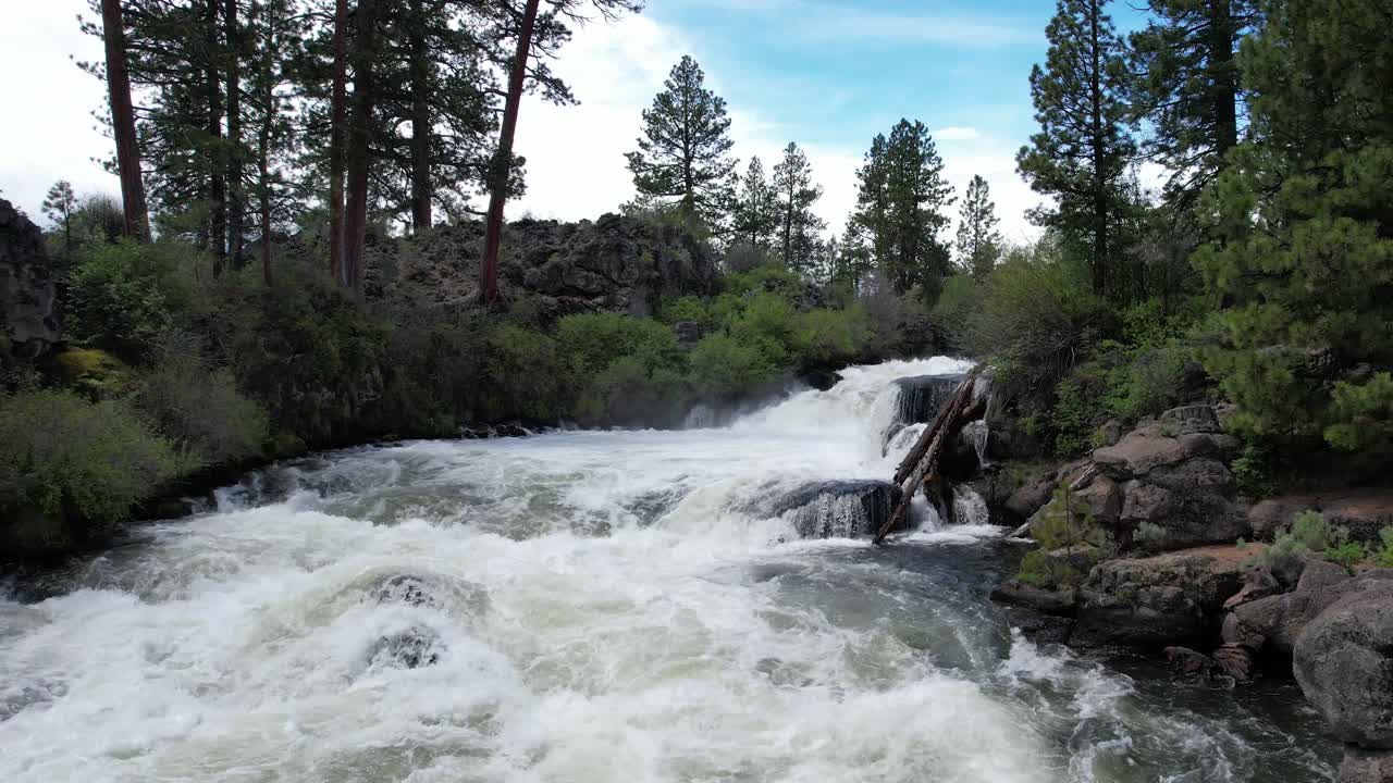 Whitewater rapids on section of the Deschutes River in Oregon