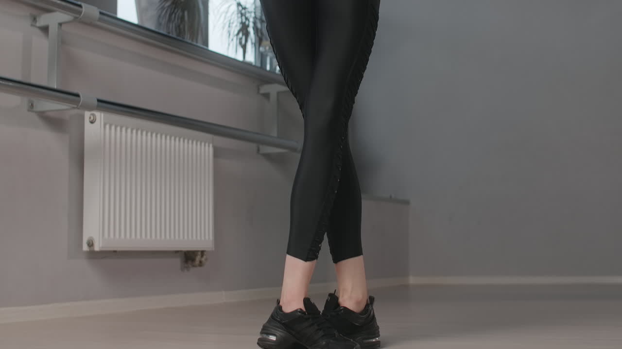 춤 을 연습 하는 여자