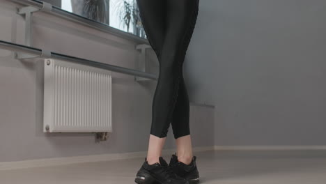 una mujer practicando movimientos de baile.