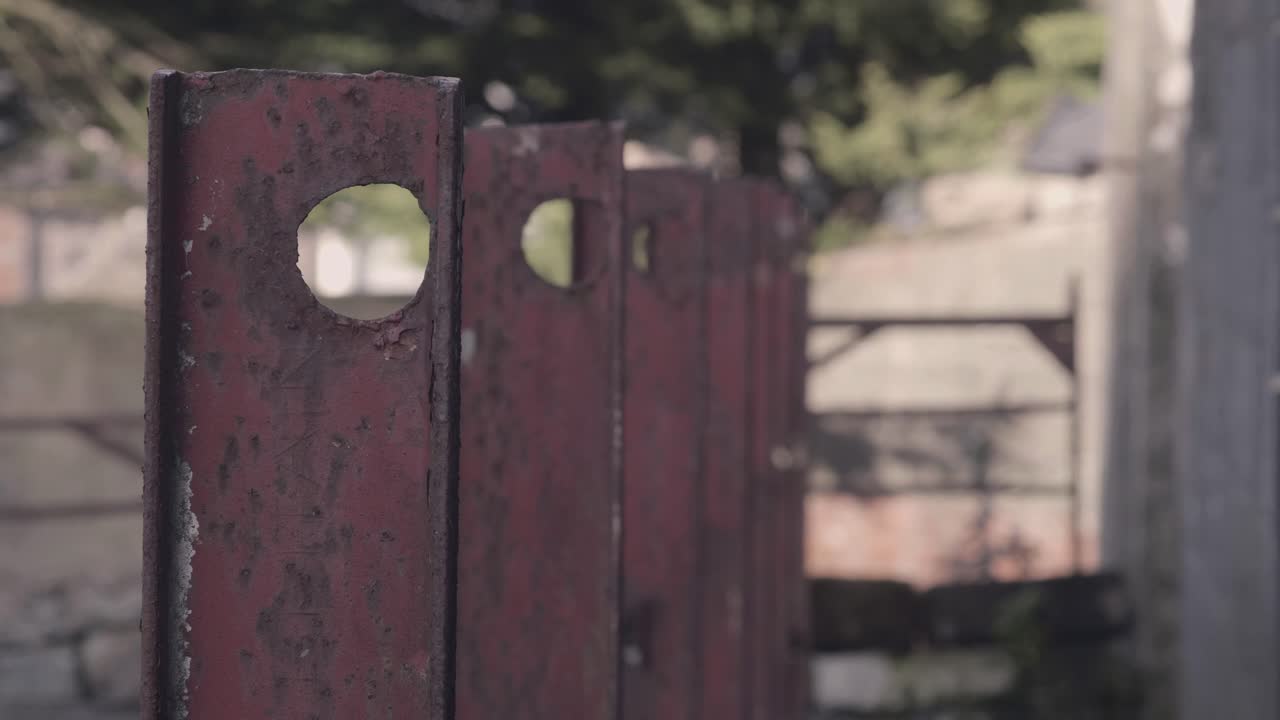 버려진 농장 안뜰에 비가 내리는 비오는 날