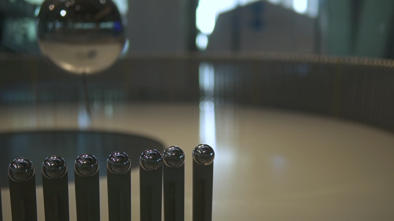 imágenes de archivo en cámara lenta de un experimento científico enorme oscilación del péndulo de foucault explicando la rotación de la tierra