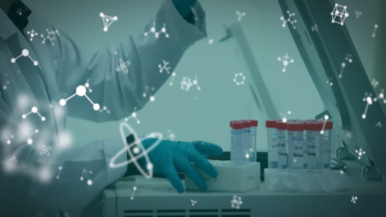 animación de moléculas sobre científico masculino caucásico trabajando en el laboratorio