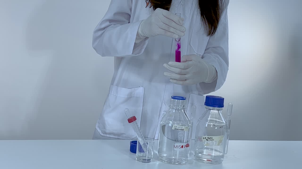 demostrando el cambio de color con las bases utilizando fenolftalina