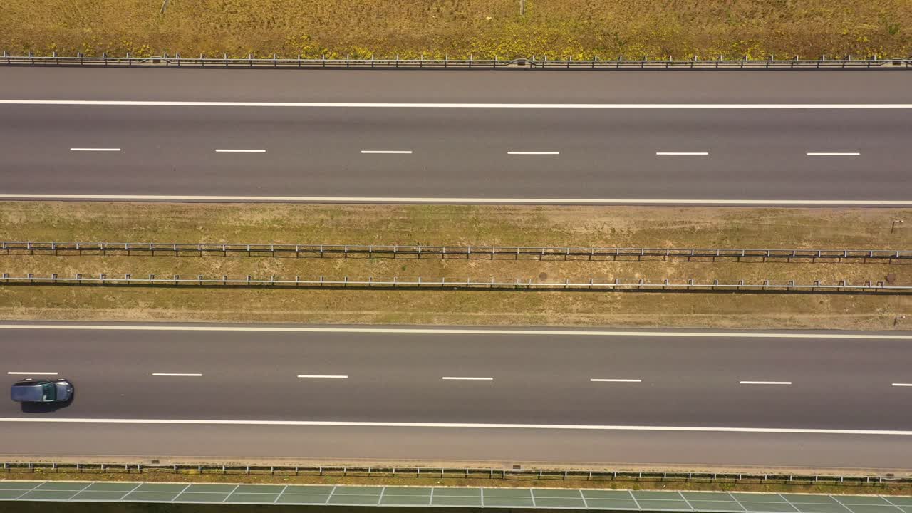 여름날 고속도로에서 자동차와 트럭의 교통량 - 탑 뷰 샷