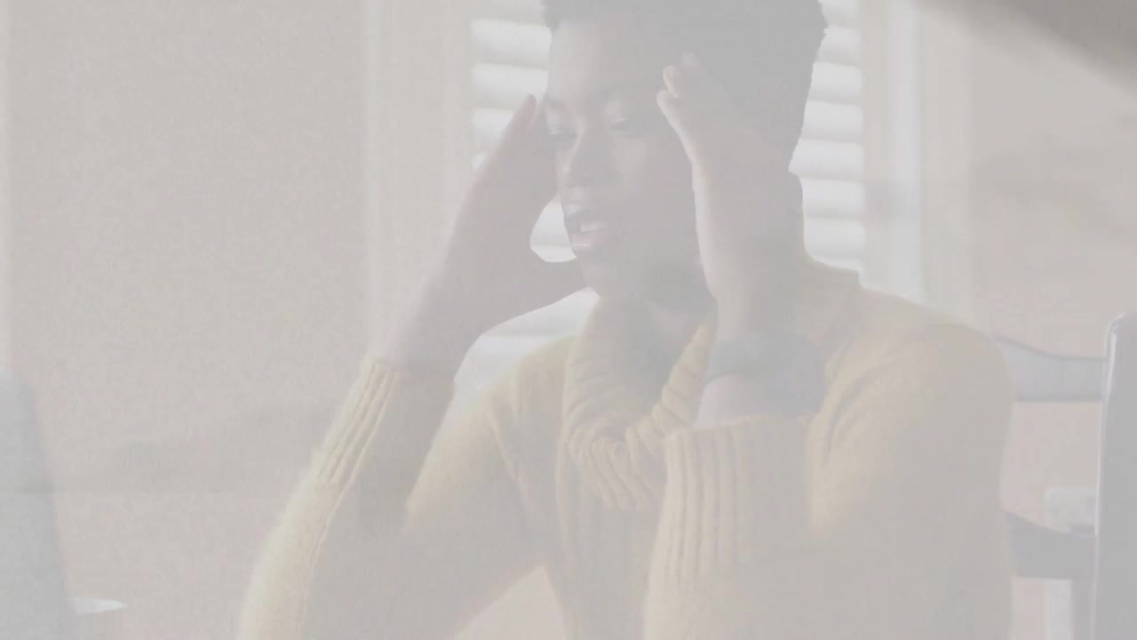 Video verticale: Donna in maglione che si sta riprendendo, si massaggia le tempie, controlla il laptop e i documenti di lavoro a casa