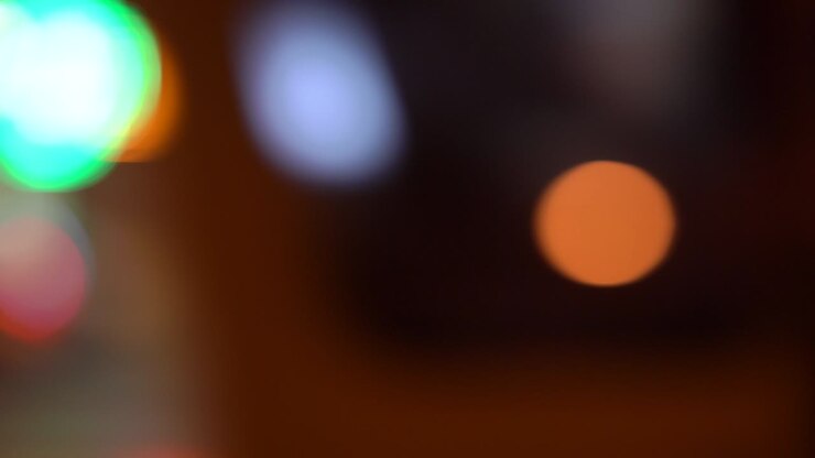 Sfondo bokeh di luci del traffico stradale notturno sfocate.
