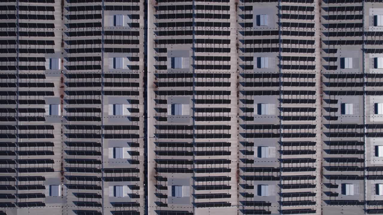 대형 산업 건물이나 창고의 지붕에 설치된 태양광 패널, 배경에 있는 산업 건물, 수평 사진.