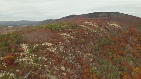 volando sobre el monte battie en otoño hasta la torre de piedra, camden maine