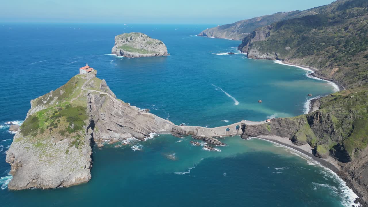 isla de castellugatxe en la bahía de biscay, país vasco, norte de españa - 4k aéreo